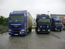 MAN TGX XXL von Augustin Network und ein Mercedes Actros MP3 1846 parkten am 24.7.2011 in Graz-Webling.