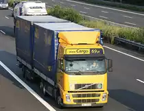 Volvo H�ngerzug auf der A2 bei Lehrte, am 02.08.2011.