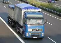 Volvo H�ngerzug, auf der A2 bei Lehrte, am 02.08.2011.