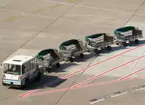 Schlepper  140  m. Gep�ckanh�nger, EDDL-DUS, D�sseldorf, 26.09.2008, Germany 

