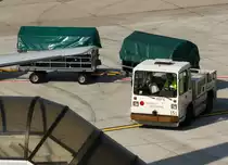 Schlepper  151  m. Gep�ckanh�nger, EDDL-DUS, D�sseldorf, 26.09.2008, Germany 

