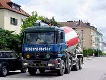 ACTROS 4140 eilt am Freitagnachmittag noch zu einer Baustelle;110624