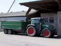 FENDT-312 TMS steht mit einem Raps beladenen Einachser auf einer Br�ckenwaagen bei einem Landesproduktenh�ndler;110727
