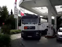 Ein MAN TGA Tanksattelzug in Maintal am 05.08.11