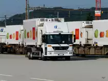 Mercedes Econic Container K�hltransporter unterwegs in Oensingen am 15.07.2011