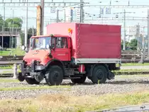 SBB - Mercedes Unimog Wechsefahrzeug Strasse/Bahn abgestellt im G�terbahnhof von Biel am 24.07.2011