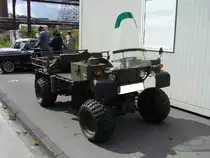 Faun  Kraka  Typ 640. 1974 - 1975. Der  Kraka  ist die Abk�rzung f�r Kraftkarren. Dieser 0,75to LKW wurde in 862 Einheiten an die Bundeswehr geliefert. Er sollte der Fallschirmtruppe als leichter LKW dienen. Motorisiert war der  Kraka  mit einem 697 cm� gro�en 2-Zylinderboxermotor von BMW der 26 PS leistete. Die Kraft�bertragung auf die Hinterr�der erfolgte mittels Kettenantrieb. Oldtimertreffen Kokerei Zollverein am 07.08.2011.