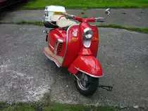 NSU Prima Motorroller. 1956 - 1960. Der Prima Motorroller ist der Nachfolger des Lambretta Rollers, der seit 1950 in Lizenz von Innocenti/Milano, bei NSU produziert wurde. Der 150 cm� gro�e 1-Zylinderzweitaktmotor leistet 6,2 PS und verleiht dem Roller zu einer H�chstgeschwindigkeit von 80 km/h. Von diesem h�bschen Roller wurden ca. 76.000 Einheiten produziert. Oldtimertreffen Kokerei Zollverein 07.08.2011.