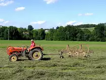 STEYR190 verrichtet mit einem  6er-Heuma  die Heuernte;110802