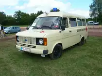 Ford Transit des DRK steht bei der Oldtimerausstellung in Hofheim-Diedenbergen, August 2011