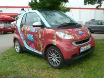 Smart als Werbetr�ger von DupliColor steht vor der Bauhaus-Filiale in Karlsruhe, August 2011