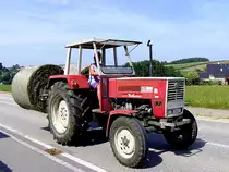 STEYR-870 transportiert zwei Heuballen Richtung Scheune;110802