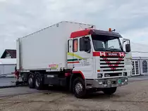 SCANIA 320 113M; liefert Teile zum Aufbau einer Bierhalle auf´s Rieder Messegel�nde;110806