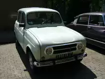 Renault R4 der Baujahre 1971 - 1975. Der R4 wurde 1961 vorgestellt und mit diversen Facelifts und kleinen technischen �nderungen bis 1992 produziert. Diesen R4, zugelassen im Departement Gironde/S�dwestfrankreich, konnte ich am 07.08.2011 in einer Seitenstasse in Essen ablichten.