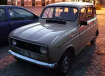 Renault 4 am Bahnhof von Tavira/Algarve, Portugal. Mai 2011.