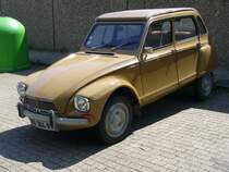 Citroen Dyane. 1967 - 1983. Die Dyane war als Lckenmodell zwischen 2 CV und Ami 6 gedacht. Wie bei der Ente erfolgte die Motorisierung durch einen 2-Zylinderboxermotor mit 0.6l Hubraum. Hier wurde ein Modell ab dem Baujahr 1969 abgelichtet, erkennbar am dritten, kleinen Seitenfenster. Den im Departement Gard zugelassenen Wagen, konnte ich am 07.08.2011 in Essen ablichten. 