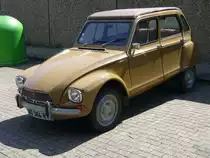 Citroen Dyane. 1967 - 1983. Die Dyane war als L�ckenmodell zwischen 2 CV und Ami 6 gedacht. Wie bei der Ente erfolgte die Motorisierung durch einen 2-Zylinderboxermotor mit 0.6l Hubraum. Hier wurde ein Modell ab dem Baujahr 1969 abgelichtet, erkennbar am dritten, kleinen Seitenfenster. Den im Departement Gard zugelassenen Wagen, konnte ich am 07.08.2011 in Essen ablichten. 