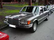 Mercedes Benz W116. Hier wurde das Topmodell der W116 Reihe, der 450 SEL 6.9, abgelichtet. Der werksintern W116 E69 genannte Wagen, erg�nzte ab 1975 die Modellpalette der 1972 erschienenen S-Klassen Baureihe. Von diesem Topmodell wurden insgesamt 7.380 Fahrzeuge gefertigt. Oldtimertreffen Kokerei Zollverein am 07.08.2011.
