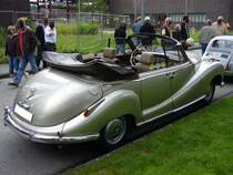 BMW 502 V8 Baur-Cabriolet 4-trig. Die Stuttgarter Karosseriefirma Baur baute fr BMW ca. 130 Sonderkarosserien auf Basis der V8 Modelle. Davon sollen 50 Fahrzeuge 4-trige Cabriolets gewesen sein. Oldtimertreffen Kokerei Zollverein am 07.08.2011.