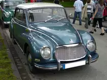 DKW 3=6 2-t�rige Limousine. 1955 - 1959. Der intern Typ 93 genannte Wagen, basierte auf seinem Vorg�ngermodell der Sonderklasse. Er war allerdings in seinen Ausma�en gewachsen. Hier wurde ein Auto abgelichtet, das schon mit den vorn angeschlagenen T�ren versehen ist, wie sie seit September 1957 verbaut wurden. Der 906 cm� 3-Zylinderzweitaktmotor leistet in diesem Modell 40 PS. Oldtimertreffen Kokerei Zollverein am 07.08.2011.