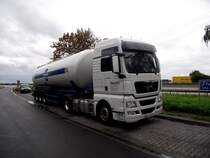 Ein MAN TGX mit Silo Sattelzug in der nhe von Frankfurt am Main auf einen Autobahn Parkplatz der A3 am 07.08.11