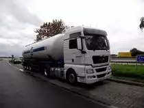 Ein MAN TGX mit Silo Sattelzug in der n�he von Frankfurt am Main auf einen Autobahn Parkplatz der A3 am 07.08.11
