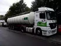 Mercedes Benz Actros mit Tankaufbau auf einen Autobahn Parkplatz der A3 am 07.08.11