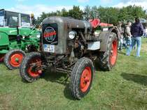 Eicher in  Arbeitskleidung  steht bei der Oldtimerausstellung in Hofheim-Diedenbergen, August 2011


