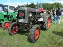 Eicher in  Arbeitskleidung  steht bei der Oldtimerausstellung in Hofheim-Diedenbergen, August 2011

