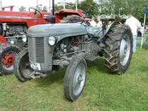 Ferguson in grauer Lackierung und Muschelkotfl�gel pr�sentiert bei der Oldtimerausstellung in Hofheim-Diedenbergen, August 2011 