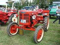 Farmall DLD 2, Bj. 1954, 14 PS, prsentiert bei der Oldtimerausstellung in Hofheim-Diedenbergen, August 2011 