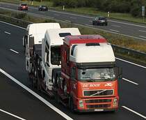 Volvo Hngerzug mit Zugmaschinen beladen am der A2 bei Lehrte am 02.08.2011.