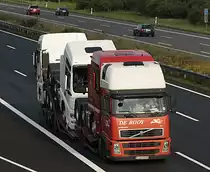 Volvo H�ngerzug mit Zugmaschinen beladen am der A2 bei Lehrte am 02.08.2011.