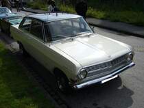 Opel Rekord A 1700 Limousine. 1963 - 1965. Eine solche Rekord 2-trige Rekord A Limousine kostete bei ihrer Markteinfhrung im Mrz 1963 DM 6.905,00. Der Motor leistete aus 1.680 cm 60 PS und in der S Ausfhrung, die mit Superbenzin gefttert werden musste, 67 PS. Oldtimertreffen Kokerei Zollverein am 07.08.2011.