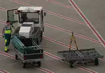 Schlepper  184  m. Gep�ckanh�nger, EDDL-DUS, D�sseldorf, 22.05.2008, Germany 

