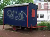 Bauwagen dunkelbau / rot abgestellt in Herten 08/07/2011