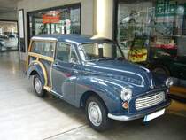 Morris Minor 1000 Traveller. 1956 - 1971. Der Minor wurde bereits 1948 als Morris MM vorgestellt. Erst 1953, da lief schon die Morris Minor Series II, wurde der Traveller mit Holzaufbau (Woodylook) vorgestellt. Er blieb bis 1971 im Programm. Mrz 2008 im Dsseldorfer Meilenwerk.