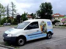 VW-Caddy mit netter Werbeverzierung f�r VESPA-Motorroller;110730