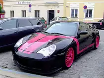 PORSCHE in  getunter-Ausf�hrung  am Hintereingang des Rieder Rathauses; 100730