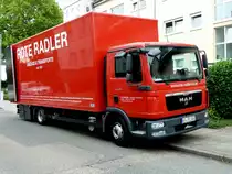 MAN des Umzugsunternehmens  ROTE RADLER  gesehen in Karlsruhe-Durlach, August 2011