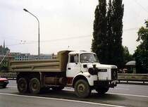 RENAULT-Kipper in Genf, Sommer 1987. Scan vom Papierabzug.