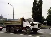 RENAULT-Kipper in Genf, Sommer 1987. Scan vom Papierabzug.