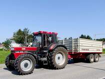 CASE-IHC 1056XL ist mit dem Gerste beladenen Kipper Richtung Lagerhaus unterwegs;110710