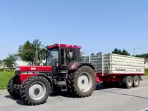 CASE-IHC 1056XL ist mit dem Gerste beladenen Kipper Richtung Lagerhaus unterwegs;110710