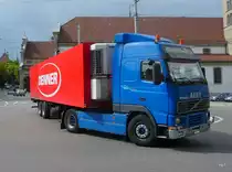 Volvo FH 12 unterwegs in der Stadt Fribourg am 05.08.2011