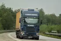 Scania R440 mit Planenauflieger am 12.08.2011 auf der A4 kurz hinter der Niederl�ndischen Grenze.