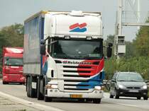 Scania mit Planenauflieger am 12.08.2011 auf der A4 kurz hinter der Niederlndischen Grenze.
