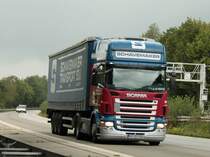 Scania R420 mit Planenauflieger am 12.08.2011 auf der A4 kurz hinter der Niederlndischen Grenze.