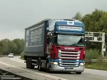 Scania R420 mit Planenauflieger am 12.08.2011 auf der A4 kurz hinter der Niederl�ndischen Grenze.