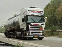 Scania R500 mit Tankauflieger am 12.08.2011 auf der A4 kurz hinter der Niederl�ndischen Grenze.